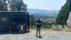 �lex Iglesias est� detr�s de la propuesta gastron�mica que forma parte de los Tardeos no Pico Sacro. Su �food truck� da servicio los viernes, s�bados, festivos y v�speras de festivo de 15.00 a 22.30 horas; y, los domingos, entre las 12.00 y las 20.30 horas. All� sirve desde refrescos a una peque�a carta con un par de hamburguesas y bocadillos, adem�s de postres (todo con un sello local).