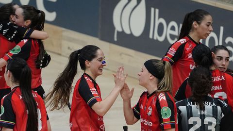  Las jugadoras del Telecable Gij�n celebran su victoria por 5-2 ante el Bembibre HC, y su pase a la final