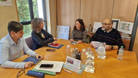 La consejera de Educaci�n, Eva Ledo, se ha reunido este martes con el vicepresidente de la Asociaci�n de Vecinos Nuevo Roces, Miguel Bernardo, para explicarle los detalles de la apertura del Colegio P�blico de Nuevo Roces de Gij�n