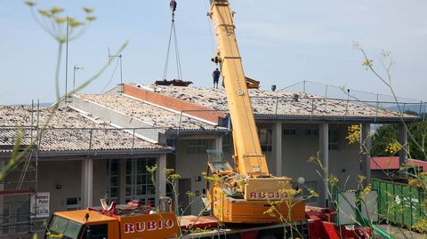 En el IES Porto do Son est� ejecut�ndose un proyecto que incluye la sustituci�n de la cubierta