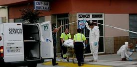 El crimen (en la foto, el levantamiento del cuerpo) se produjo a primera hora de la ma�ana de ayer en un c�ntrico bar de Curtis.