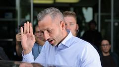 El l�der de AfD, Ulrich Siegmund, saluda a la salida de una rueda de prensa.