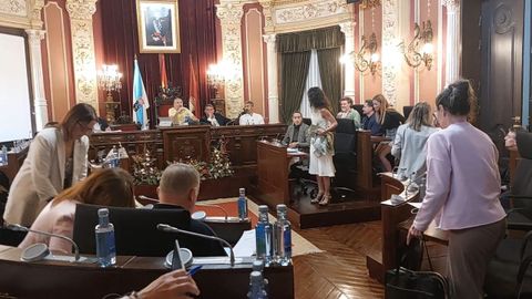 Los concejales, plantando al alcalde