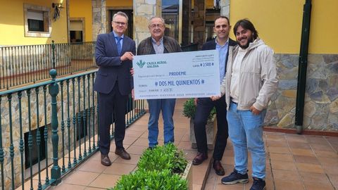 La entrega del cheque, con el director comercial de Caixa Rural, Jos Manuel Marcos, el gerente de Prodeme, Julio Cortias, el director de la oficina de Caixa Rural en Monforte, Borja Rodrguez lvarez, y el subdirector de Prodeme, Juan Lus Cortias