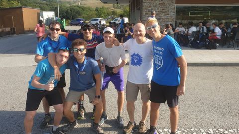 Parte de los miembros del grupo, durante un descanso en A Xesta