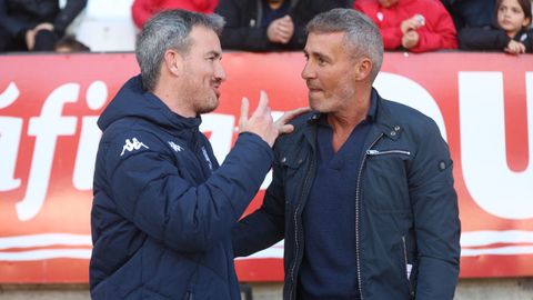El entrenador del Pontevedra, Rub�n Dom�nguez, y el t�cnico del Zamora, �scar Cano, antes del partido de este s�bado