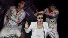 Baile y espectculo en el concierto de Justin Bieber