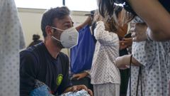 Los bomberos visitan a los ni�os del hospital