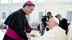Fernando Garc�a Cadi�anos, obispo de la Di�cesis de Mondo�edo-Ferrol, saludando al papa Francisco en el Vaticano