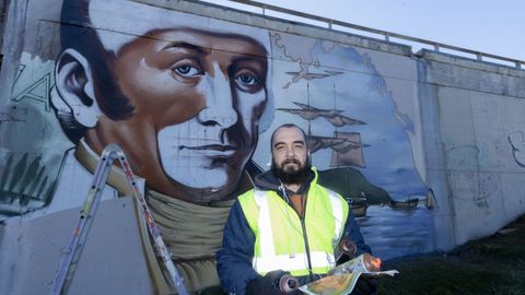 Primo Rodr�guez posa con el mural de Mourelle, en pleno proceso de creaci�n