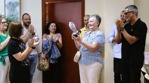 Teresa Moreira, co carballo de Sargadelos que recibiu como agasallo por parte do Concello de Carballo