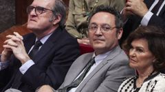 El fiscal general del Estado, Álvaro García Ortiz, junto a la presidenta del Consejo de Estado, Carmen Calvo, y el defensor del pueblo, Ángel Gabilondo.