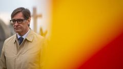 El �president� de la Generalitat, Salvador Illa, durante la ofrenda floral anual a la tumba del expresidente de la Generalitat Francesc Maci�, en el cementerio de Montjuic, con motivo del 92 aniversario de su muerte, a 25 de diciembre de 2025, en Barcelona.