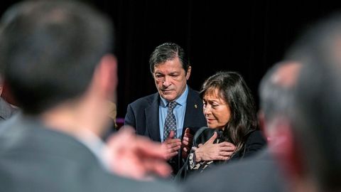  El presidente del Principado de Asturias, Javier Fern�ndez junto a la viuda de Vicente �lvarez Areces, Soledad Saavedra, durante el acto de despedida 