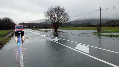 Carretera anegada en Mu��os.