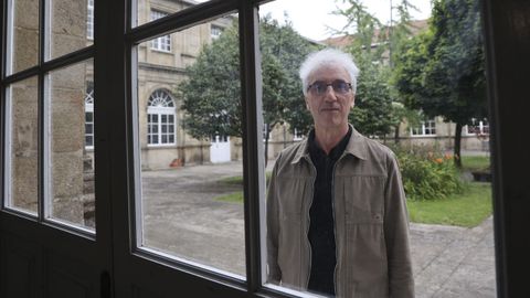 Xavier Mourio, en el patio del IES Rosala de Castro