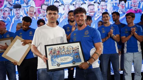 Mario Soriano recibe una de las ilustraciones del redactor de Deportes, Adri�n Sobrino