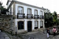 La casa rectoral se encuentra en el centro de Pontedeume. 
