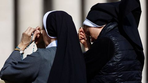 Dos monjas rezan por el papa Francisco.