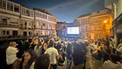 Vecinos de Muros viendo la retransmisi&oacute;n del programa del Grand Prix en una pantalla instalada por la participaci&oacute;n del municipio