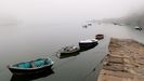 Botes fondeados entre la niebla en As Xubias (A Corua)
