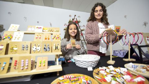 Ana Seoane y su hermana Mari&ntilde;a en el puesto de mercado de artesan&iacute;a de  Ani&ntilde;a 