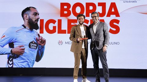 El futbolista Borja Iglesias logr� el premio a mejor deportista masculino. El consejero del Celta Sergio �lvarez (izquierda) recogi� el galard�n de manos del conseleiro de Presidencia, Xustiza e Deporte, Diego Calvo