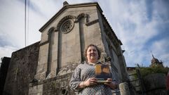 Esperanza Pi�eiro muestra orgullosa un ejemplar del poemario�delante de la iglesia de T�llara, a la que tambi�n dedica algunos versos