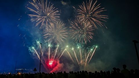 Foto de archivo de los fuegos artificiales de las fiestas de Ribeira