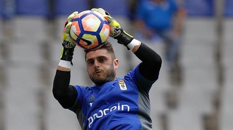 Juan Carlos: �Esto es una carrera de fondo, tenemos que ser lo m�s regulares posible�.Juan Carlos calienta antes de un partido