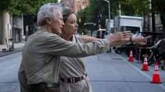 Clint Eastwood da unas indicaciones durante el rodaje a la actriz Olivia Wilde, que encarna a la periodista Kathy Scruggs en el filme Richard Jewell