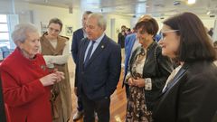 Sara L�pez Mondelo (a izquierda), que estuvo emigrada en Australia, junto con el alcalde Jos� Tom� y responsables de la fundaci�n Abanca en la apertura de la exposici�n 