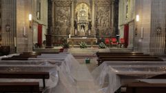 En las misas, los fieles tienen que evitar los bancos delanteros porque est�n cubiertos con pl�sticos