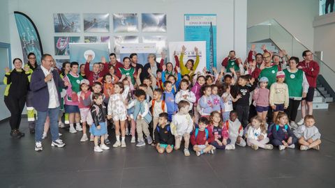 Escolares que participaron este mi&eacute;rcoles en actividades de educaci&oacute;n ambiental en la playa de Coroso, en Ribeira.