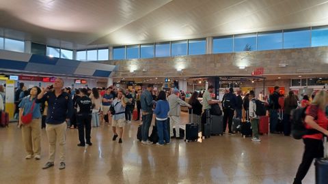 Pasajeros en Alvedro este martes por la ma�ana haciendo colas ante los mostradores de las compa��as para ver qu� pasa con los vuelos desviados