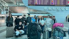 Alumnos y profesores del CIFP Montecelo, en el aeropuerto de Oporto, el viernes por la tarde antes de viajar hacia Noruega