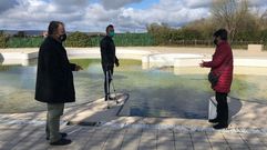 Los ediles de Urbanismo y Servizos P�blicos Estruturais, Ram�n G�mez y Rafa Penabad, visitando la piscina con la alcaldesa, Elvira Lama