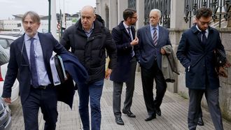El lotero Manuel Reija, con cazadora y a la izquierda, llegando a la Audiencia Provincial de A Coru�a, donde se celebra el juicio. A la derecha, con corbata de rayas y camisa azul, su hermano Miguel Reijas, delegado de Loter�as en A Coru�a.