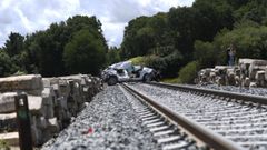 El coche, tras ser arrastrado 200 metros por el tren.