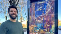 Pablo Garc�a posa con el cartel que ha hecho para la Navidad de Madrid