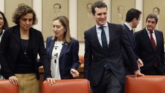 Casado, en la imagen con Dolors Montserrat y Ana Pastor en la reuni�n del Grupo Popular, volvi� a apelar al voto �til al PP para desbancar a S�nchez y a sus socios �comunistas, independentistas y batasunos�.