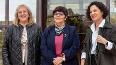 Carmen Garc�a Mateo, en el centro, candidata a rectora de la UVigo, este lunes en Pontevedra, con Mari�n Fern�ndez Villarino (a la derecha) y Montserrat Cruz Gonz�lez, su apuesta para las vicerrector�as de los campus de Pontevedra y Ourense
