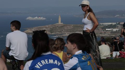 Personas esperando el eclipse desde el monte de San Pedro