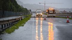 Uno de los cierres al tr�fico en la PO-11 esta semana, provocados por la coincidencia de fuertes lluvias con mareas vivas
