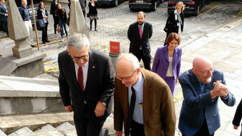 Weiss y Thorne entrando a la facultad de Ciencias