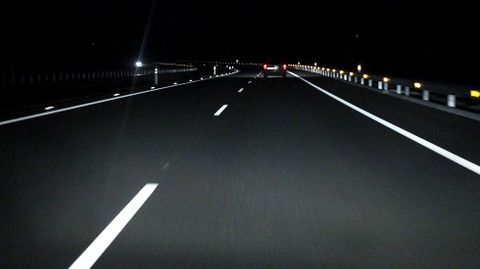 Por la noche es un t�nel. La falta de puntos de luz al atravesar zonas sin poblar y la ausencia de farolas en intersecciones, hacen que sea una autov�a fanstama