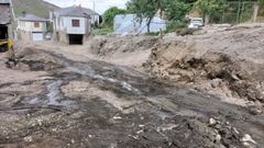 Imagen de la limpieza de escombros tras las inundaciones en Viana do Bolo.
