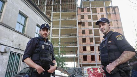 Dos de los tres policías que le salvaron la vida a un joven en lo alto de O Garañón este jueves, frente al edificio.