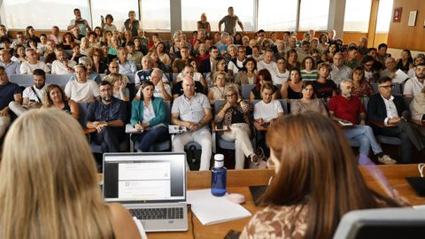BNG, PSOE y EU, con los alcaldes nacionalistas a la cabeza, aprobaron a mano alzada la nueva ordenanza fiscal