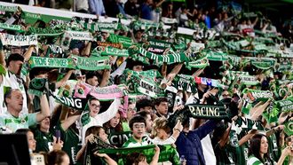 Aficionados del Racing de Santander animan en El Sardinero a su equipo.